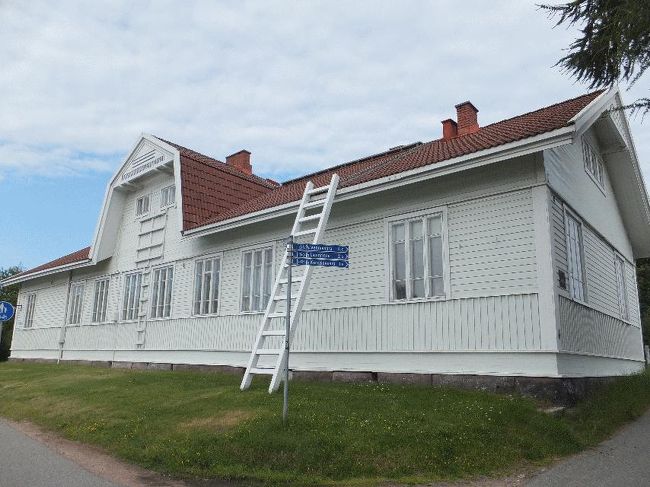 　その後は市内を適当に歩き、「欧州最北のマクドナルド」（約1年前の2013年6月までは世界最北であったが、ロシアのムルマンスクに抜かれてしまった）を見たりしながら散策を続けた。<br />　駅へ戻ろうとして歩いていると、道路脇に旧めの建物を発見した。そして偶然目に入ったのであるが、建物の脇に小さなSL印の入った銅版が貼ってあるではないか。もしやと思ってその建物と銅版の写真を撮り、あとになって銅版にあったフィンランド語を翻訳してみると、なんと昔のロヴァニエミ駅舎であった。まさかの鐡ネタである。<br /><br />＠偶然の発見（鐡の神様が私を導いたか）