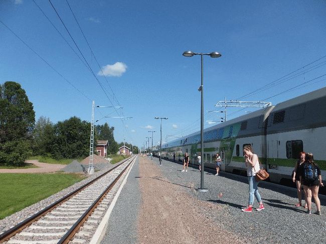 　オウルには、定刻より1分早い11時50分に到着した。停車時間が5分ほどあるため、ホームへ降りて体をほぐした。<br />　さて、ここから先は、重複区間といえども昨晩は寝ていた区間であるので、ある意味初めて乗るところと言っても過言ではないだろう。<br />　オウルを11時58分に出発し、牧草地帯を走り抜け、次の停車駅であるヴィハンティには定刻より15分も早い12時42分に到着した。そんなに飛ばして走った訳でもないのに、えらい早着である（時刻表は手元にないが、VRのサイトで列車を検索し、列車番号をクリックすると始発から終着までの発着時間が表示されるので、それをすべて保存してある）。<br />　駅構内は至る所で工事中であった。15分以上の停車時間となったため、乗客がわらわらと工事中のホームに降りてきて、タバコを吸い始めた。<br /><br />＠フィンランドの喫煙率は高い