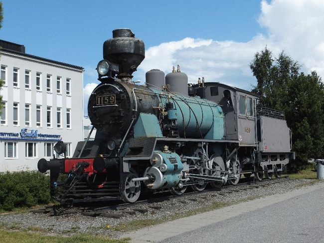 　なお各駅で停車時間がそれなりにあるのは、線路が単線であり行き違いをする必要があるからである。しかし、工事中の区間が多く、もしかしたら複線化をしているかもしれないので、そうなると今後かなりのスピードアップが期待されるであろう。<br />　コッコラ到着も定刻より4分も早く、おかげで10分もの停車時間になったので、駅舎の脇に展示されてあったSLのところまで行ってそれを写真に収めたりした。<br /><br />＠もうこれで何機目のSLであろか