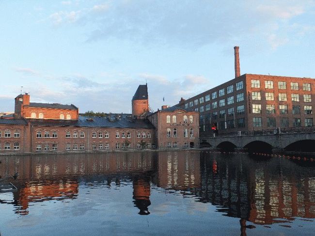 　コッコラを定刻の15時00分に出発。長かった修行も、約2/3を終えようとしている。<br />　途中、スコールのような大雨に逢ったが、タンペレが近づくにつれて快晴に戻っていった（ありがたいことに、今回はこのパターンばかりである）。タンペレ到着は定刻の17時59分、結局最後まで進行方向に向かった窓側の席に座ることができ、指定した座席は無駄になってしまったが、それは結果論であろう（エキストラの窓側の半分以上は埋まっていたから、運が悪ければ追いやられていた可能性はある）。<br />　ホテルに荷物を置き、スーパーで「レンジでチン」する安食材と、またもやデザイン重視でビールを3本選び、それらを頂いてからは時差ボケを解消するために早めに床に就いた。<br /><br />■2014年7月21日<br />　時差ボケ対策で、3時に起床（日本時間で9時なので、まだまだ寝坊の範囲であるが）。明るくなる時間も早いので、4時半過ぎには散策に出かけた。タンペレ市内は一昨日にさんざん歩いたが、早朝はまた別物である。<br /><br />＠爽やか（そして美しい）