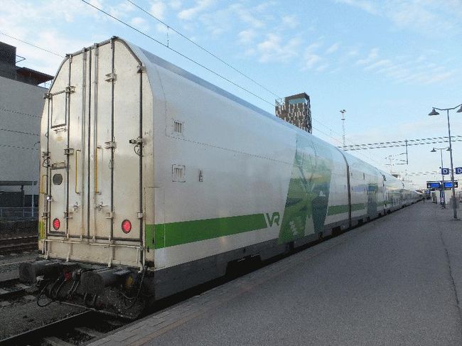 　5時半過ぎにホテルを出て、トゥルク・サタマ（トゥルク港）行のエクスプレストレイン（ET）が入線しているホームへと向かった。<br />　どうせRTみたいな旧い客車が連なっているのだろうと思っていたが、ICで使用されている2階建て車両を中心とした9両編成（＋2階建ての荷物車1両）であった。しかし、最後尾の客車3両は寝台車であり閉鎖されており、途中に荷物車も1両挟まっているので、実質は5両分だけである。<br /><br />＠2階建ての荷物車とは（これに関する詳細は後述）