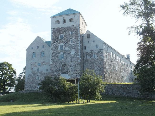 　さてさて、今日もまたしても晴れである。タンペレを定刻の5時57分に出発した（あまりにも明るいので、早朝ということを忘れてしまうくらいである）。<br />　穀物畑の中を走り続け、トゥルクには定刻から5分遅れの7時55分に到着した。同駅出発後は超低速走行になり、大きな道路も高架ではなく踏切で渡っていった（まるで引込線の中を走るかのようである）。<br />　終着であるトゥルク・サタマには、8時10分に到着した。ここは、スウェーデン方面に行く大型船が発着する港であるため、列車を降りてから大きなスーツケースを転がしている人が多い。<br />　私は彼らとは逆の方向へ歩き、まずはトゥルク城へ行った。一応、普通の観光もせねばならない。<br /><br />＠定番は押さえる