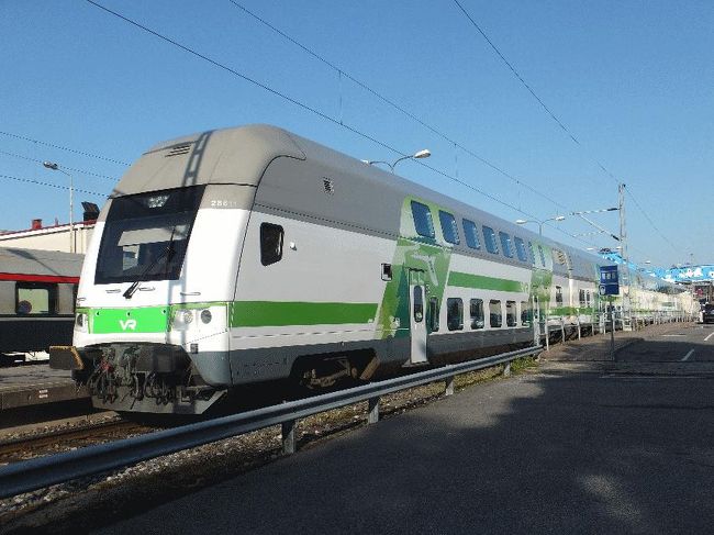 　少し時間もあったので港の方にも行ってみたが、船舶の待合用の建物などがあったたけで、海まで近づくことはできなかった。<br />　駅へ戻り、ヘルシンキ行のICに乗り込む。4両編成であり、列車の先頭がここに挙げるの写真のような形状になっているので「電車？」と思いそうになるが、実はそうではない。乗客がいる4両は客車であり、この後方に電気機関車がいて、後ろから押す形になっているのである。ただこのようにして運転席だけを客車の最後方に付けることによって、機関車の付け替えをしなくてよくなるのである。<br /><br />＠「なるほど」その１