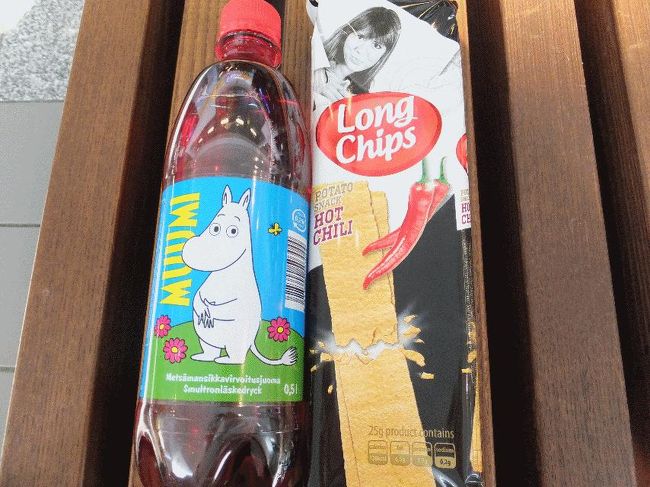 　しばらくすると、車内販売のワゴンがやって来た。おそらく、4両編成と短くレストランカーがないため、ワゴンで対応しているのであろう。<br />　さて、この先はヘルシンキまで行って、その後はコミュータートレインでヒュヴィンカーにある鉄道博物館へ行く予定である。ただし双方とも手前のパシラに停まるので、せっかくなのでパシラで乗り換えることにした。<br />　そう思って車内のWiFiで時刻を調べると、こちらのパシラ到着は10時52分でコミューターの出発は11時24分であった。もしかしてもう1本早いコミューターに乗れるのではと思って調べてみると、10時53分発があった。1分の乗継ではかなり難しいが、ホームが同じという可能性もあるし、あちらが遅れて来るということも有りうる。俄然やる気が出てきたが、パシラ到着は10時53分であった。4本くらい向こうのホームにそれらしき列車も同時に到着しており、残念ながら乗り継ぎはできなかった。急ぐ旅でもないのに、こんなどうでもいいことに必死になってしまうのは、これはもう悲しい性である。<br />　時間もたっぷり余ったので、駅構内で気になっていたムーミン柄のジュースなどを買った。<br /><br />＠コンビニで買うと2.80ユーロなので、スーパーにて2.05ユーロで購入（それでも、約280円と思うと高い）