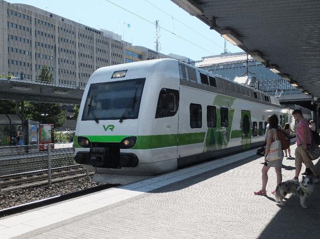 　長い形をした変なポテトチップを食べたり、駅付近を適当に歩いたりしてから、11時24分発のコミューターに乗り込んだ。思えば、フィンランドに来てから初めての「電車」である。コミューターということでいわゆる近郊路線なのであるが、時速160キロで飛ばしていくので、京浜東北線などのイメージとは全く異なるものである。<br /><br />＠右下にいるワンコといっしょに移動