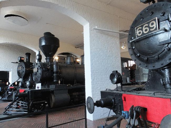 　12時00分にヒュヴィンカーに到着し、そこから歩くこと10分強で鉄道博物館に到着した。なぜこのような田舎町にあるのかは不明であるが、移動はレイルパスで可能であるし、パス保持者であれば入館も無料になる。<br />　そそくさと受付を済ませ、まずは屋内展示場に向かった。かなり大型のSLや電気機関車、また旧い客車など、想像していたよりも豊富な展示量である。<br />　続いて、数両のSLが展示されている扇形車庫の方へ行ってみた。その他、屋外の展示施設もあり、また資料を展示している施設もあって、なかなかの充実度合であった。<br /><br />＠月曜の割に見物人も意外に多かった
