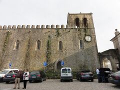 15世紀、ジョアン1世がサンティアゴ修道会のためにパルメラ城内に修道院を建設、それが今のポウサーダ。
写真は、1470年に完成したサンティアゴ教会。ポウサーダの前に建つ。