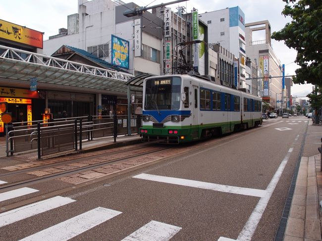 路面電車が走る街です