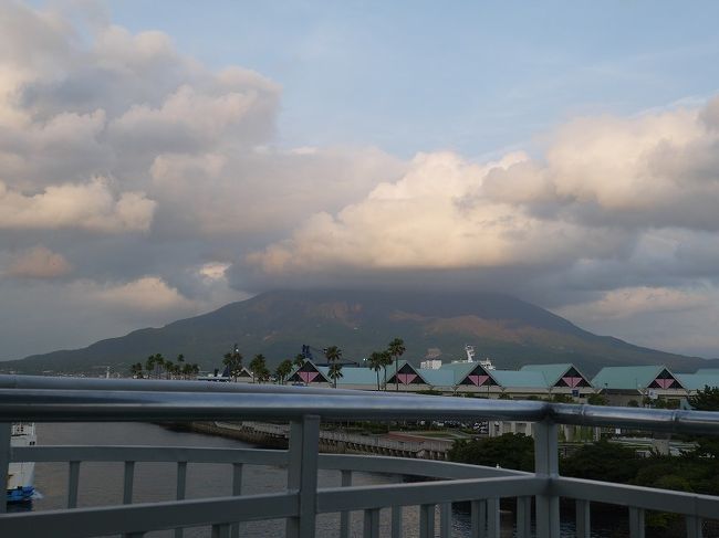 と息巻いてたのですが、<br /><br />当日現地入りした途端仕事が発生し、駅のスタバで仕事をするはめに(泣)<br />一息ついた頃には、こんな感じで日が暮れてました…<br /><br />ちょっと桜島にでも行こうかと思ったんだけど<br />フェリーに乗った途端疲れがでてしまって、<br />結局上陸せずにそのまま引き換えし、ホテルでしばし沈没　　トホー<br /><br />まぁ、日中頑張ったから翌日はフリーだもんね！