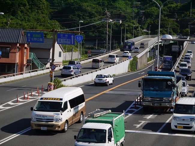 車専用の道路とか、トンネルとかを通らねばならず、<br />あっさりとギブアップ。<br /><br />10分ほど歩いて引き換えしタクシー拾いました…<br /><br />鹿児島中央駅でバス待ってたほうがはるかに安く・楽に<br />そして結果的には早くついたっていうのはナイショだよ！<br />(結局1時間半くらい無駄に過ごしました…)