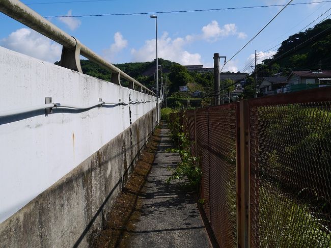 ということでまったり観光へゴー！<br /><br />と思ったのですが、本日の目的地へ行く始発バスまで<br />あと40分もあるという…<br /><br />目的地までの地図を見ると数キロ…<br /><br />あれ、これって歩きで行けるんじゃない？<br /><br /><br />はい、これどうみてもフラグですね！<br /><br />案の定、鹿児島駅から歩いてる途中でだんだん道が怪しくなり<br />こんな細い、小道や高架下の道ばかりになってまいりました…