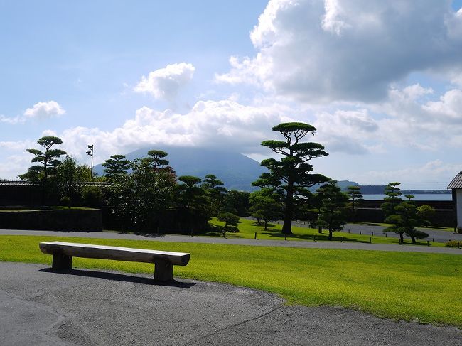 この日は結構な真夏日だったんですが、<br /><br />写真のベンチにすわってぼーっと海を眺めちゃいました。<br />確かにこの庭はスケールが大きい。