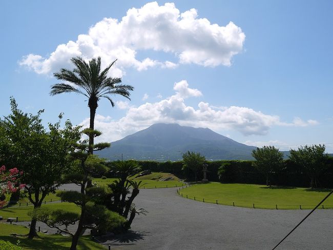 中に入るとさっそくすばらしい眺めがお出迎え。<br /><br />うーん<br /><br />だいぶ晴れたけど、桜島がちょっと雲かぶってる…　85点！<br />(すばらしいっていったくせに)