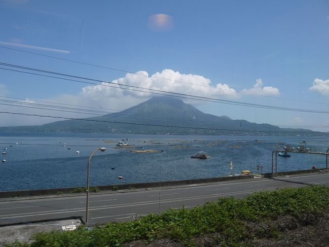 発車して暫くすると、もういきなりクライマックスが来ます(笑)<br /><br />錦江湾沿いを走るのですが、晴れてると本当にいい眺め！<br />仙巌園であれだけとったのにまた桜島か！と言われても撮ります撮ります。