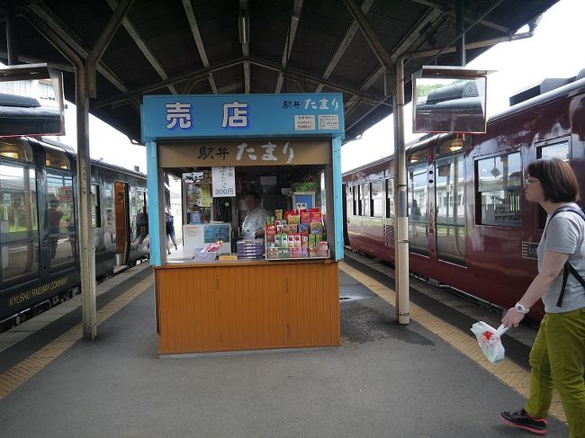 はやとの風(左)から、すでに停車中のしんぺい(右)に乗り込みます<br />