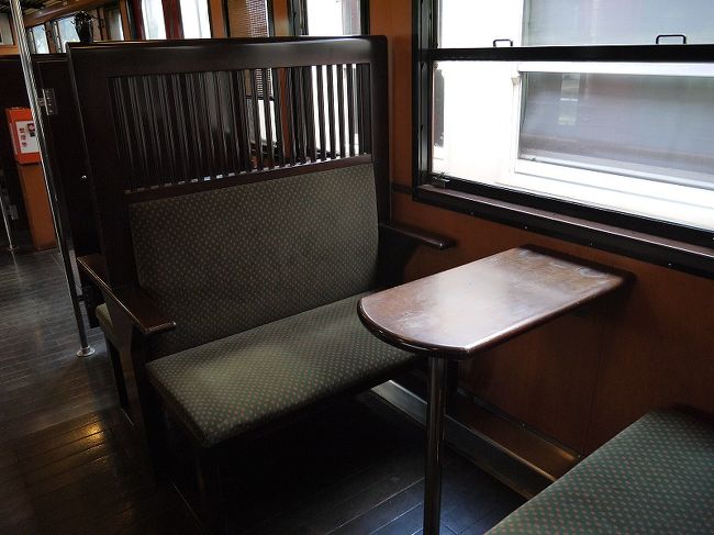 対面式なんですねぇ<br /><br />「はやとの風」から引き続きこちらを利用される乗客も結構いらっしゃいましたがだいぶ数が減ったかな？<br /><br />かなり余裕があったので、この4人掛けの席を一人で独占しました<br />