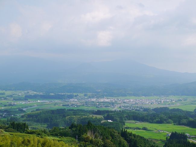 観光列車というだけあって、こういう見どころではしっかりと停まってくれます<br /><br />この日はやや曇っていて、奥の霧島連山がイマイチですが、<br />「晴れてたらこんな見え方なんですよ」と、快晴の時の写真も見せて頂けました。<br />快晴だったら奥の方に桜島もみえるとのこと。