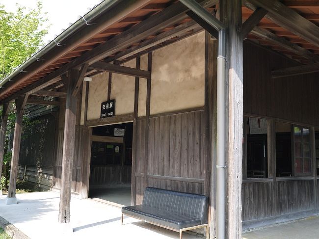 矢岳駅の駅舎<br /><br />これまたレトロ感がたまりません。