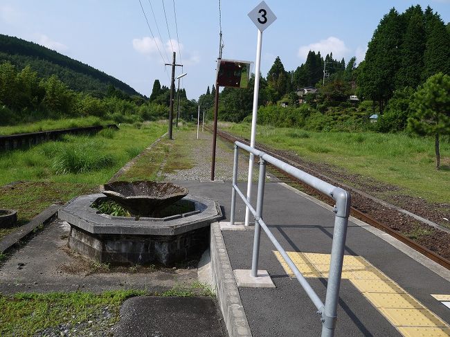 SL時代使われてたという、洗顔用の湧水盆<br /><br />石炭を焚いて煤まみれになった顔をここで洗ったんですねぇ<br />肥薩線の駅舎でよくみかけます。