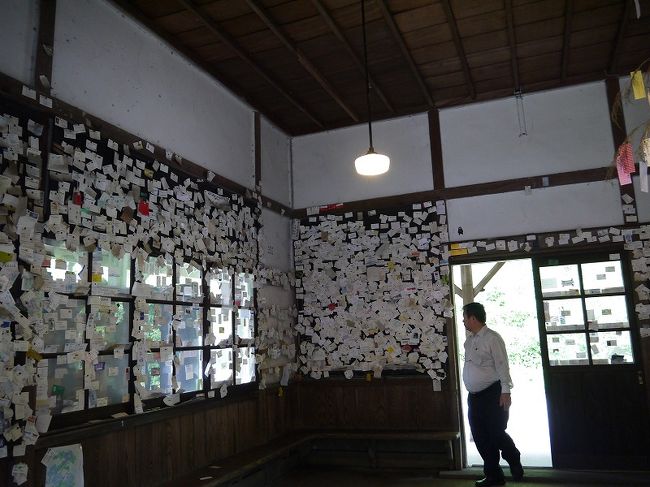 駅舎の中です。<br /><br />ここに名刺を残すと出世するというジンクスがいつしかできており、<br />もちろんちゃっかり私も残しましたよー！<br /><br />後で知りましたが、ここは夏目友人帳というアニメの聖地(アニメに出てきた場所)でもあるそうです。<br />夏目どんだけ山奥に来てるんだよ…