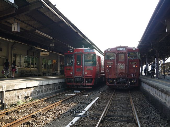 人吉駅で次は「九州横断特急」に乗り換えです。<br /><br />ちょっと見た目が似てるんですよネ
