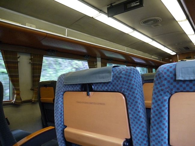 中はこんな感じ<br /><br />落ち着いたシックな感じですね。<br />確か３〜４両の電車と記憶してますが、車掌のお姉さんが常駐してます<br /><br />因みに、家の前も走ってるので、急いで目的地に使いたいときなんかに<br />通常の交通手段としても使います　(笑)<br /><br />旅で乗るとなんか趣が違いますね