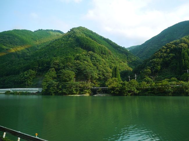 ただの川なのに、なんまいも写真をとってしまっていたｗ<br />車で通るとそこまで感動がないんですが、<br />電車だと感じ方が違うというか…なんか撮っちゃうんですよねぇ<br /><br />だんだん緩やかになる球磨川の流れをぼーっとみてたら<br />いつのまにか民家がぽつぽつと見えだしました<br />