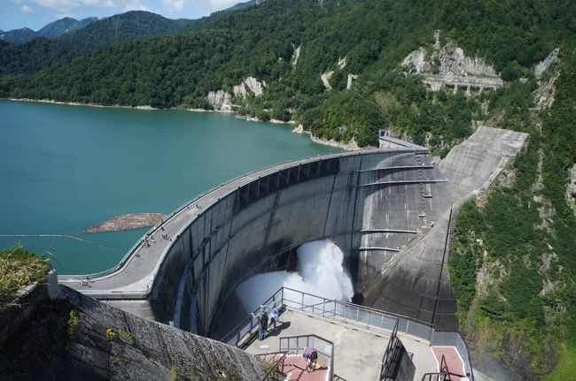 ２日目、いよいよ、扇沢駅から立山駅までトロリーバス、ケーブルカーを使って６時間で縦断します。室堂で１時間半の昼食タイムと散策をしました。ここは黒部ダム、ものすごい迫力です。