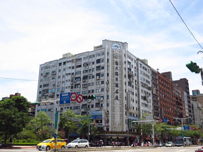 台電大楼駅に到着。<br /><br />写真は駅出たところ。<br /><br />林さんに言われた通りに歩いていると、ばったり林さんと出会えました。<br /><br />林さんの友人、林さんの友人のシスター、そのシスターの日本人の友人夫婦、と駅前の教会で合流。私は宗教には興味ないけど、みなさんカトリック教会関係らしい。