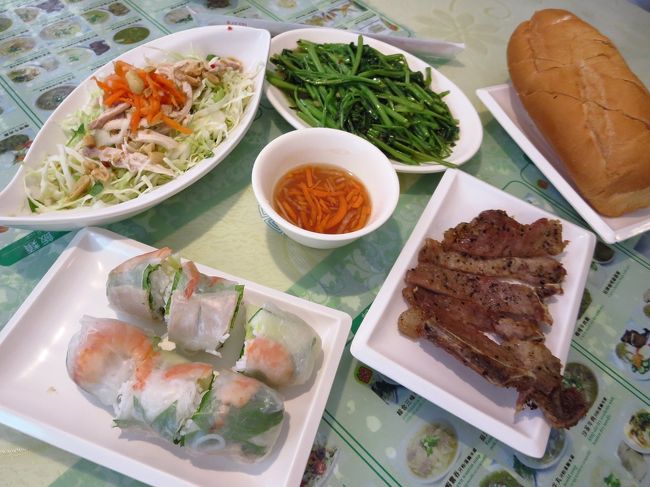 お店のおばちゃんが、料理を持ってくるたびに、写真を撮りやすいようにきれいに並べてくれたのが面白かったです。