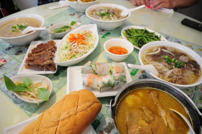私はチキンカレーとフランスパンのセットを頼みました。<br /><br />大きな骨付きチキンが入っていて、食べ応え有り。<br /><br />林さんに渡すものがあったので、直接手渡しできてよかったです。<br /><br />それにしてもTさんがいなかったのが残念〜
