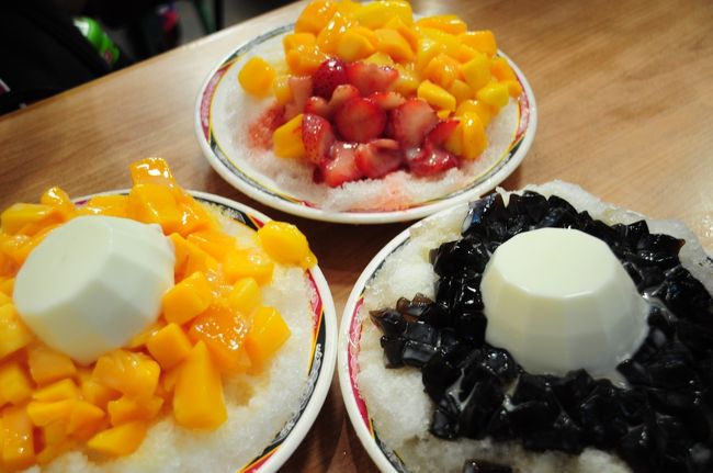 ふっふっふ。<br /><br />奥のマンゴー＆イチゴかき氷は日本人ご夫婦の。<br /><br />私のは左のマンゴーかき氷。大好きな牛乳プリンのっけましたよー<br /><br />右のは林さんの。仙草かき氷もいいなーって私が迷っていたら、林さんが仙草頼んでくれました。