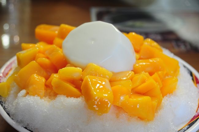 しあわせ★<br /><br />これが今回最後のマンゴーかき氷です。<br /><br />今回沢山マンゴーをいただいちゃいましたが、私実はマンゴーアレルギーで…笑　新鮮なマンゴーを食べると、絶対に口に小さなぷつぷつが沢山できてしまうのです。この日家に帰って、唇に違和感あるなーって思ったら、しっかりぷつぷつができてました…（泣）栄養価が高すぎるのかもね…？？？