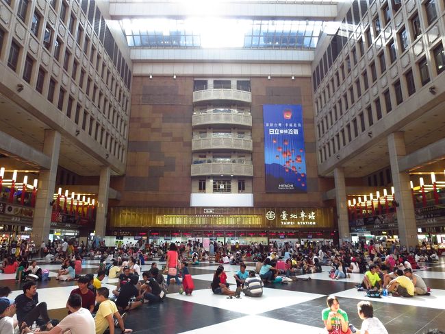台北駅到着後、ロッカーに荷物を取りに行って、バスターミナルへ向かいました。<br /><br />私、四角い建物に入ると方向がわからなくなってしまうので、西バスターミナルがどっち方向にあるのかわからなくなってしまい（笑）、遊客中心で「空港バスのバス乗り場どこですか〜？」って聞いてしまいました。<br /><br />西バスターミナルからは空港へのバスが10〜15分ごとくらいに1本出ているので便利です。でも最近帰りに桃園空港を利用していなかったから、このバスに乗るの久しぶり。