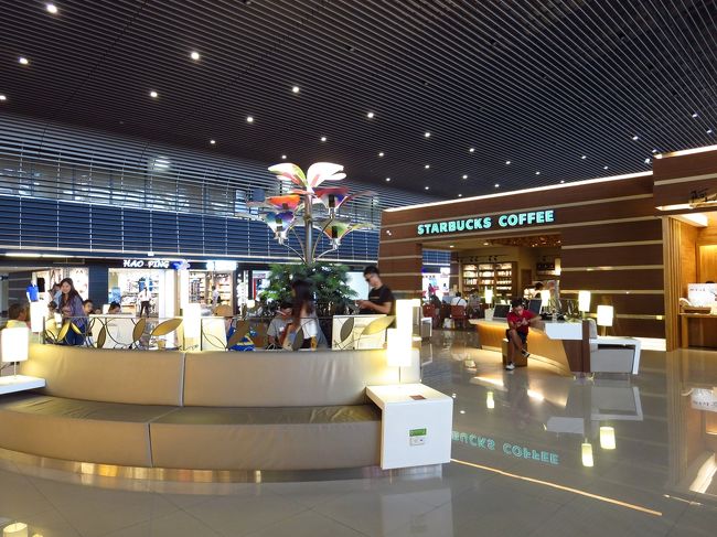 基本、桃園空港って建物自体は私が大学生の時初めて来たときと同じ。<br /><br />でも内装を変えたから新しく見えますね。