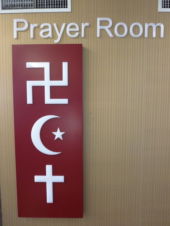 ゲートの近くに、プレイヤールームがありました。<br /><br />色んな宗教に対応してます。