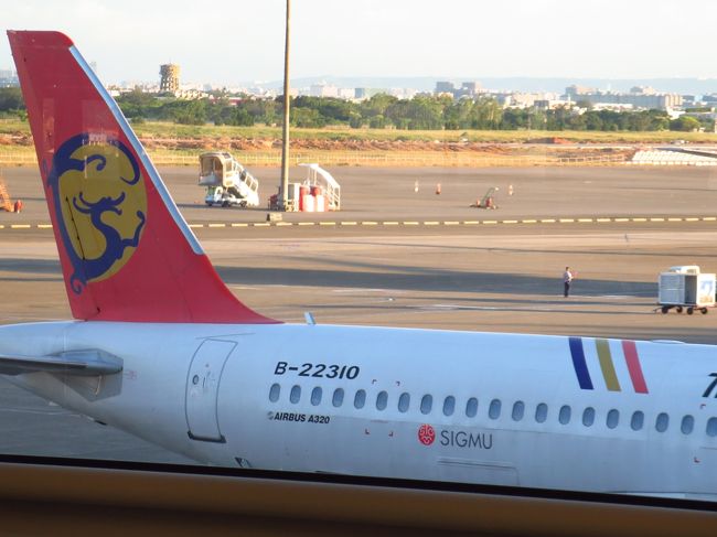 帰りも復興航空。この数日後、まさか墜落事故が起こるとは思わず…今まで国内線も国際線もかなり利用しているのに。<br /><br />GE304　桃園18:55　→　上海浦東21:05<br /><br />帰りは時間通りでした。でも、上海のイミグレがインド人でめちゃくちゃ混んでいて、リニアにも地下鉄にも間に合わず。仕方なくバスで帰宅…週末台湾旅、これで終わりです。