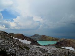 草津から走る事、40分程。白根山の梺に到着します。白根山は活火山で火口には湖ができています。様々な鉱物が溶け込んでいる為乳白色になっているそうです。乳白色の火口湖って何だか幻想的ですよね。
ちなみに梺の駐車場から火口湖が見下ろせる展望スポットまでは2つルートがありますが、2014年5月の時点では火山活動活発化の為、東側のルートは閉鎖されています。西側のルートで大体30分位の軽いハイキングで展望スポットに到着できましたが、雷鳴が聞こえ始めたのでさっさと下山です。