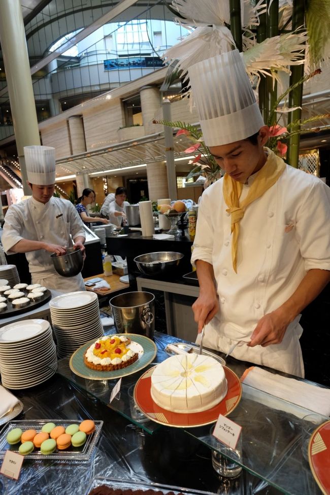 ケーキを中心としたスイーツ<br /><br />普段自分が食べ慣れていないだけに、ゴックン　ものです