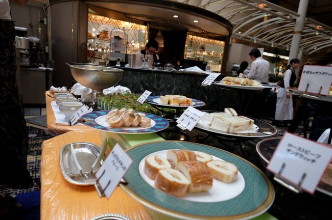 サンドイッチも充実<br /><br />おくには、生野菜も見えますね