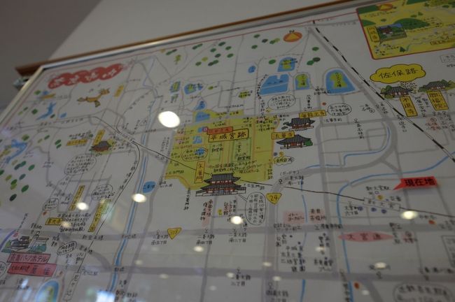 今回の宿泊は「新大宮」駅至近のビジネスホテル<br /><br />彼女はこれから夜まで仕事<br /><br />私は、これから観光です<br /><br />ホテルのロビーにある地図で、近くのお寺などをチェック