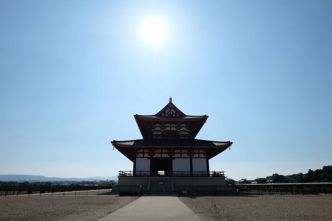 さらにしばらく行くと「第一次大極殿」が見えてきました<br /><br />とても大きな建物です<br /><br />太陽を背に輝きます