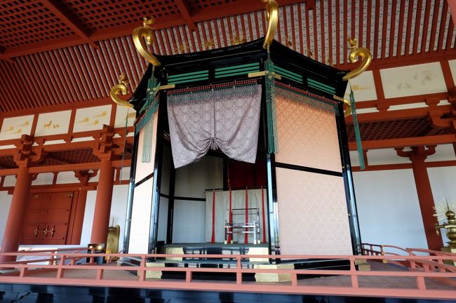 到着したのが、16時少し前<br /><br />入場は16時までとの事で、急いで中に入ります<br /><br />高御座（天皇がお座りになるところ）〜立派です