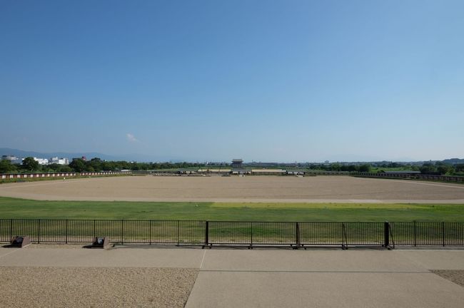 大極殿より朱雀門の方向を眺めます<br /><br />広い・・・・<br /><br />遠くに朱雀門が見えます