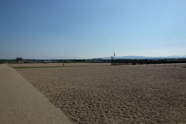 残念ながら、時間になってしまったので、外に出ます<br /><br />大極殿前の広場です