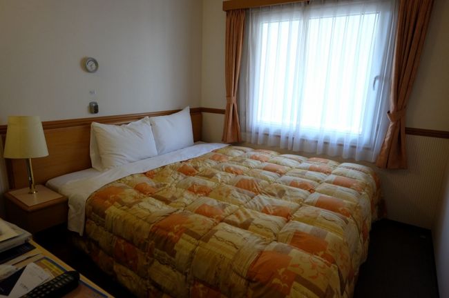 ホテルのお部屋はこんな感じ<br /><br />シャワーを浴びて、着替えます