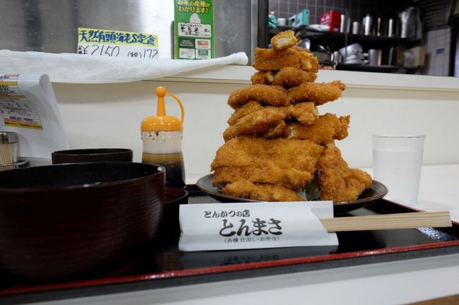 どど〜〜〜〜ん<br /><br />若鳥カツ定食の大盛です<br /><br />大きなチキンカツ４〜５枚はありますね<br /><br />上手に積まれています　中にはキャベツが・・・