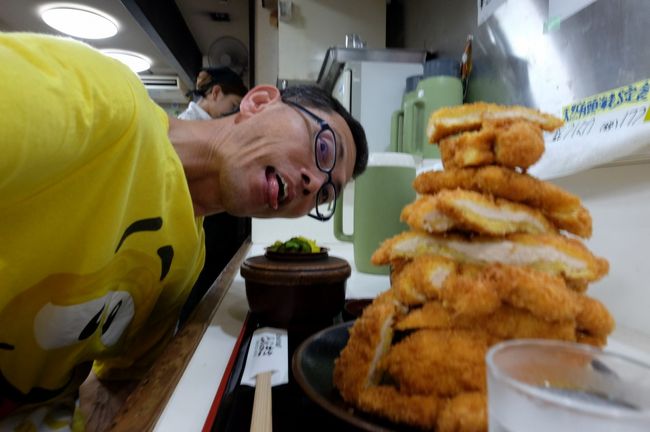 これは・・・・・おおいわ<br /><br />いただきます〜<br /><br />結局、半分ほど食べたところで、ギブアップ<br /><br />食べ残した分は、彼女へのお土産となりました