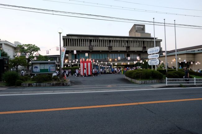 はちきれそうなお腹<br /><br />ゆっくり歩いて駅に向かいます<br /><br />途中地域？町内？の夏祭りをしていました