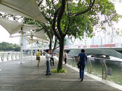 さてさて、マーライオンパークの入口に到着しました！

ここはシンガポール川がマリーナベイに注ぎ込む河口の場所。
写真に写っている場所こそ、昔マーライオンがあった場所だそうです。
河口にあるのは風水的な意味があるそうで、海から流れ込むよい”気”を、川の上流に送り込むために、マーライオンが水を吐いているというガイドさんの説明でした。

ちなみにこの頃のマーライオンは「世界三大がっかりスポット」と呼ばれていたのだそうです。
近くのエスプラネード橋に景観を遮られ、ポンプが故障し水を吐けなくなって、いかにも残念な姿が想像できますね。

マーライオンが移転した現在の場所はがっかりスポットではありません。
バックにマリーナベイサンズを背負い、勢いよく水も吐いています。
この雄姿はのちほど…